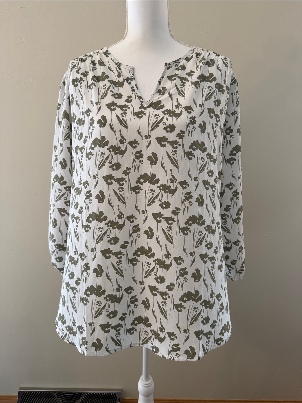 Monday Fun Women's Lightweigth Cream and Green Blouse 1X